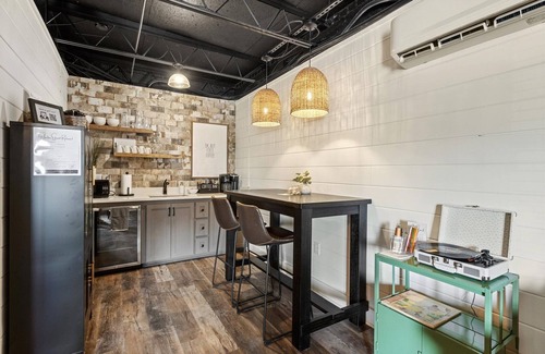 Biloxi Apartamento | Water Street Retreat is a cozy dog-friendly studio in downtown Biloxi, steps from beaches, casinos & dining. Features a king bed, sofa bed, kitchenette, modern bath, Wi-Fi & easy parking—perfect for exploring the coast.