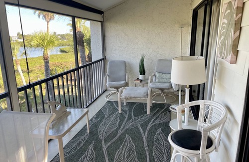 Sarasota County Condominio | Vista al agua 2 dormitorios 2 ª planta con techos abovedados.