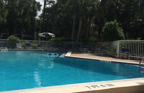 Sarasota County Condominio | Vista al agua 2 dormitorios 2 ª planta con techos abovedados.