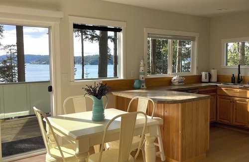 La Conner Cabaña | Water view 2-bedroom cottage in La Conner