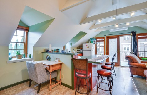Sackets Harbor Apartamento | Water-View Balcony: Charming Lake Ontario Studio!