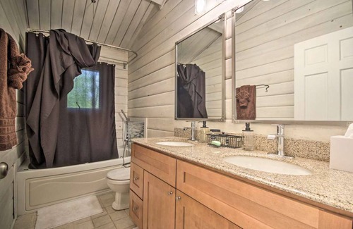 Elkton Casa | Water-view cabin on 13 acres with private hot tub & kayaks - dog-friendly