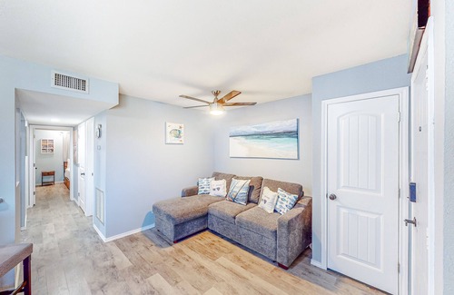 Port Isabel Condominio | Water-view downtown condo with outdoor pool, balcony, W/D, AC - 30 day min stay