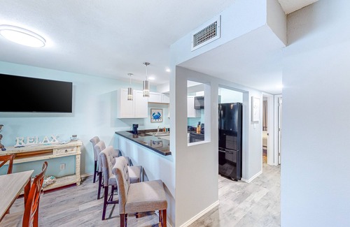 Port Isabel Condominio | Water-view downtown condo with outdoor pool, balcony, W/D, AC - 30 day min stay
