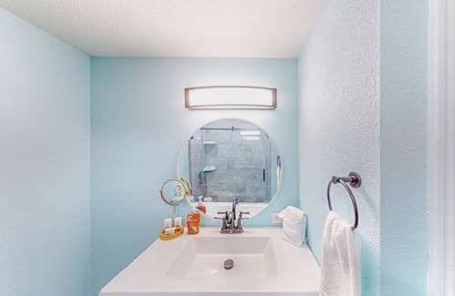 Port Isabel Condominio | Water-view downtown condo with outdoor pool, balcony, W/D, AC - 30 day min stay