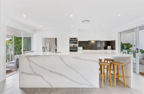 Broadbeach Waters Casa | Water View Family Getaway - WiFi, Pool, BBQ