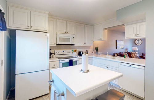 Holiday Island Casa | Water view townhouse with a washer/dryer, central AC, yard & grill