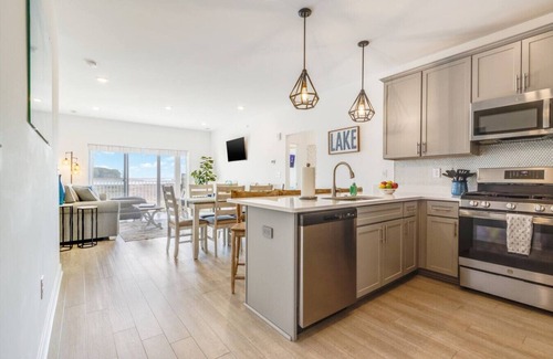 Rehoboth Beach Condominio | Water Views * Balcony * Pool * Fast Wi-Fi