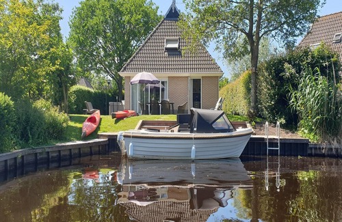 Eernewoude Casa | Water villa with outdoor spa, jetty
