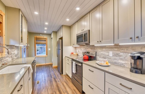 Cataloochee Ranch Cabina | Water Wheel Cabin- Romantic Escape, Luxury Creek-Front Charm with Hot Tub