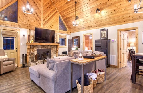 Cataloochee Ranch Cabina | Water Wheel Cabin- Romantic Escape, Luxury Creek-Front Charm with Hot Tub