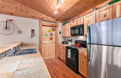Hendersonville Cabina | Waterfall Lodge at Slick Rock Falls, Jacuzzi, Fire Pit, WiFi Fenced Yard Pets OK