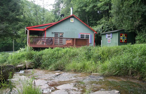 Hendersonville Cabina | Waterfall Lodge at Slick Rock Falls, Jacuzzi, Fire Pit, WiFi Fenced Yard Pets OK