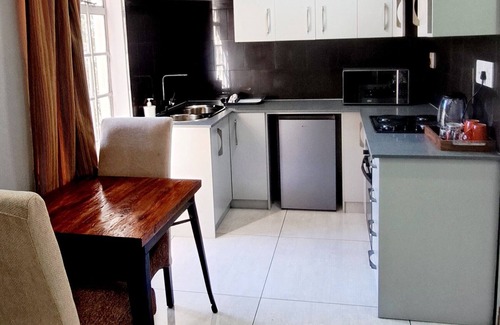 Greater Johannesburg Metropolitan Area Cabina | Waterfall City Guest Lodge - Deluxe King Pool Unit
