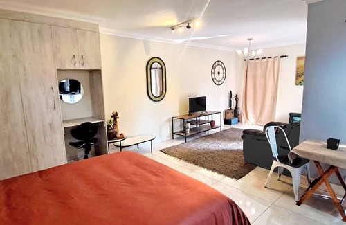Greater Johannesburg Metropolitan Area Cabina | Waterfall City Guest Lodge - Deluxe King Pool Unit