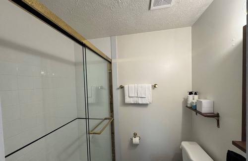 Geneva-on-the-Lake Cabaña | Waterfall Cottage