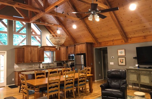 Cullowhee Casa | Cascada Cove en el lago Glenville, Lakefront Home, 5BR, 3Ba, Sleeps 10+