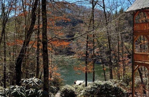 Cullowhee Casa | Cascada Cove en el lago Glenville, Lakefront Home, 5BR, 3Ba, Sleeps 10+