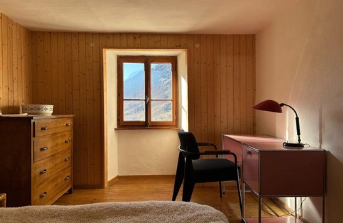 Mesocco Chalet De Esquí | Waterfall House - retreat, swim, bike, hike and ski