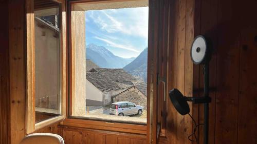Mesocco Chalet De Esquí | Waterfall House - retreat, swim, bike, hike and ski