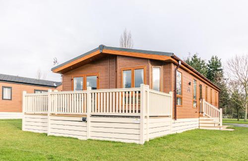 Allerthorpe Cabina | Waterfall Luxmy Lodge with Hot Tub