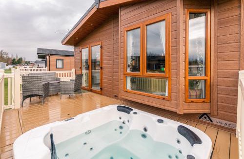 Allerthorpe Cabina | Waterfall Luxmy Lodge with Hot Tub
