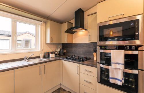 Allerthorpe Cabina | Waterfall Luxmy Lodge with Hot Tub