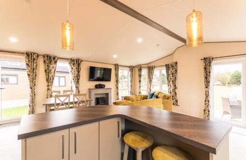 Allerthorpe Cabina | Waterfall Luxmy Lodge with Hot Tub