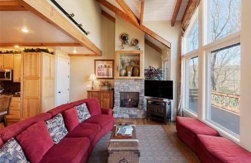 Lake Toxaway Casa | ¡'Falls View at Toxaway', una casa de montaña con vista a la cascada!