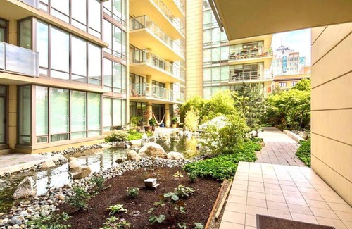 Downtown Victoria Apartamento | Waterfalls Hotel in Downtown With Stunning Views!
