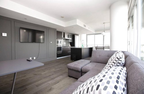 Downtown Victoria Apartamento | Waterfalls Hotel in Downtown With Stunning Views!