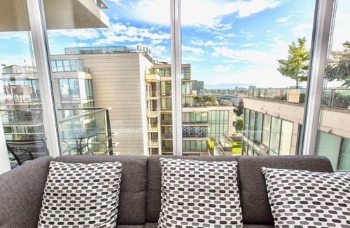Downtown Victoria Apartamento | Waterfalls Hotel in Downtown With Stunning Views!