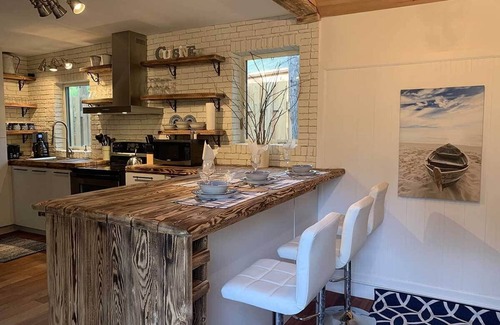 Sainte-Agathe-des-Monts Chalet De Esquí | Waterfront cottage with private spa, blending rustic and contemporary charm.