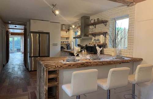 Sainte-Agathe-des-Monts Chalet De Esquí | Waterfront cottage with private spa, blending rustic and contemporary charm.