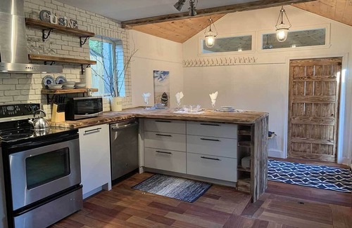 Sainte-Agathe-des-Monts Chalet De Esquí | Waterfront cottage with private spa, blending rustic and contemporary charm.