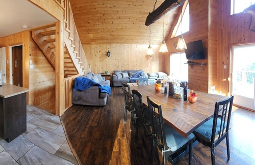 Notre-Dame-de-Pontmain Cabaña | Waterfront Family Cottage!