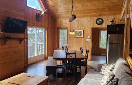 Notre-Dame-de-Pontmain Cabaña | Waterfront Family Cottage!