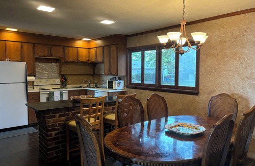 Terrell Cabina | Waterfront Cabin: beach, hot tub, kayaks & panoramic lake views