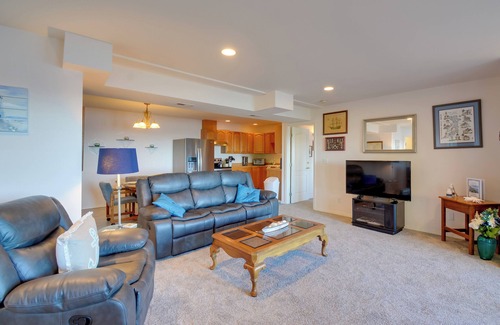 Port Hadlock Casa | Waterfront PNW Escape w/ Deck & Beach Access!