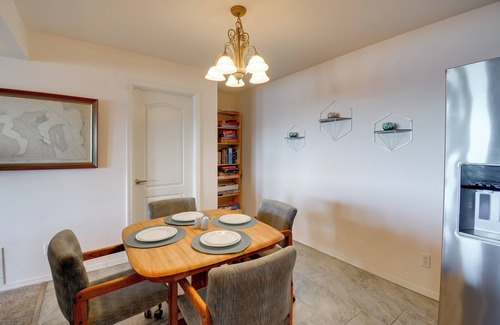 Port Hadlock Casa | Waterfront PNW Escape w/ Deck & Beach Access!