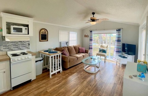 Suwannee Cabina | Waterfront 1 bed plus sleeper sofa, FREE Boat dock, Fire Pit, & Trailor Parking