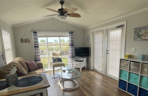 Suwannee Cabina | Waterfront 1 bed plus sleeper sofa, FREE Boat dock, Fire Pit, & Trailor Parking