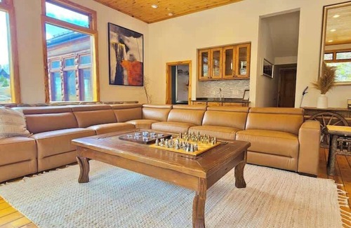 Breckenridge Casa | Todo el refugio de temporada en 15 acres, peces en el río Swan, sala de juegos, 7 minutos a Breck