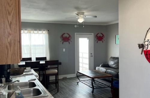 Aransas Pass Cabina | Waterfront 2 bedroom Cabin @Fin and Feather Marina in Aransas Pass. Full kitchen
