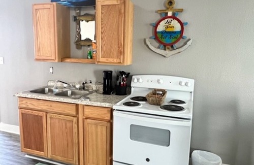 Aransas Pass Cabina | Waterfront 2 bedroom Cabin @Fin and Feather Marina in Aransas Pass. Full kitchen