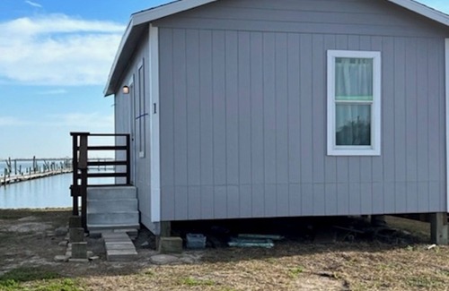 Aransas Pass Cabina | Waterfront 2 bedroom Cabin @Fin and Feather Marina in Aransas Pass. Full kitchen