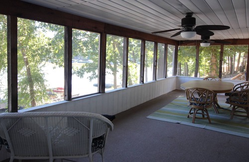 Gravois Mills Casa | WATERFRONT! 2 Kings, Jet Ski Lift, Huge Swim Platform, space to tie boat to dock
