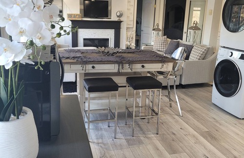 Victoria Casa | Waterfront 3 bdrm close to all amenities. Gorgeous Westcoast Waterfront