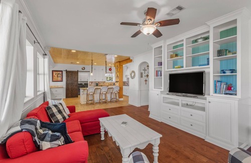 Sulphur Casa | Waterfront 3 Bedroom Home