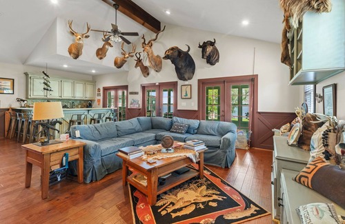 Sulphur Casa | Waterfront 3 Bedroom Home